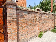 Процесс отделки забора декоративной штукатуркой