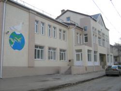 Наружная отделка фасада детского сада, производилась в 2007 году. Стены были утеплены фасадным пенопластом, отделаны минеральной штукатуркой короед