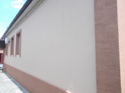 Фасад дома утеплен, заармирован, выполнена декоративная отделка стен акриловой штукатуркой - шуба<br />
