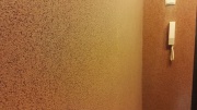 Стены в коридоре и на кухне отделны супер прочной декоративной штукатуркой – мраморная крошка