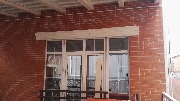 Монтаж декоративных элементов на фасад дома