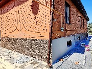 Цоколь дома украшает суперпрочное покрытие - мраморная крошка