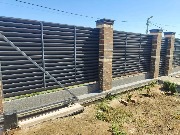 Цоколь забора приобрел законченный, презентабельный вид. Покрытие надежно защищено от внешних воздействий и будет радовать безупречной эстетикой долгие годы!