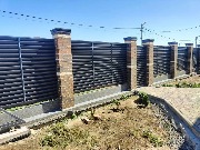 Цоколь забора приобрел законченный, презентабельный вид. Покрытие надежно защищено от внешних воздействий и будет радовать безупречной эстетикой долгие годы!