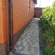 Работы на объекте завершены - цоколь дома утеплён, заармирован и отделан декоративной штукатуркой мраморная крошка