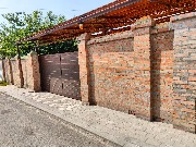 Процесс отделки забора декоративной штукатуркой