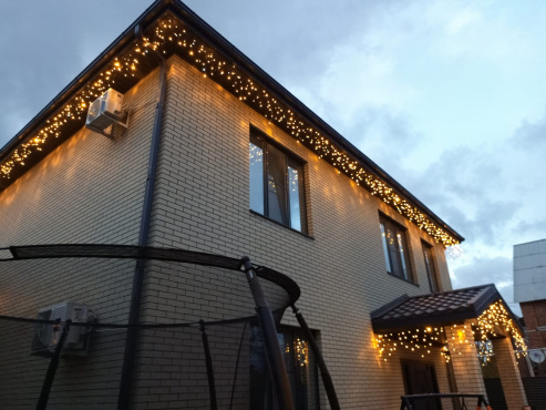 Монтаж гирлянд на фасад дома