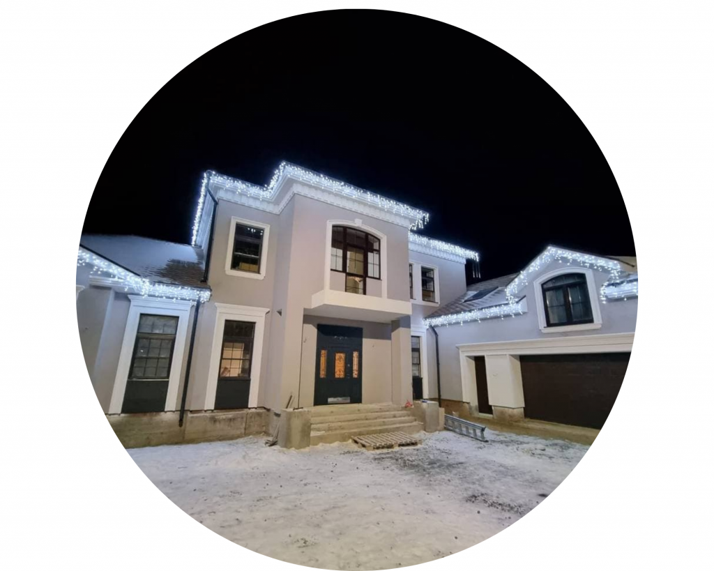 Украшаем фасад дома к Новому году в классическом европейском стиле.