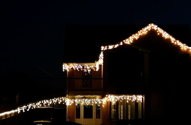 Готовимся в Новому году. Наряжаем фасад дома новогодней подсветкой
