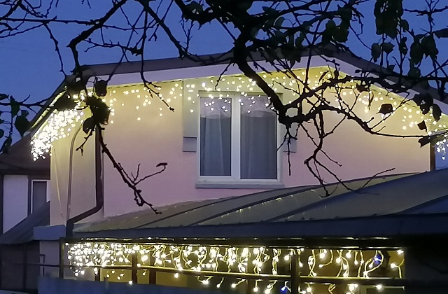 Новогоднее освещение фасада частного дома в Ростове-на-Дону