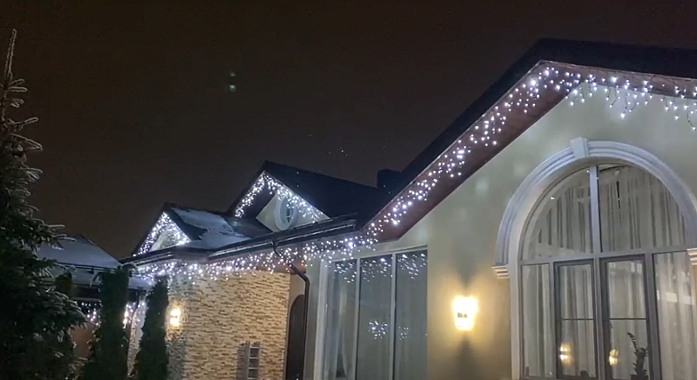 Еще один дом в городе уже погрузился в новогоднюю атмосферу