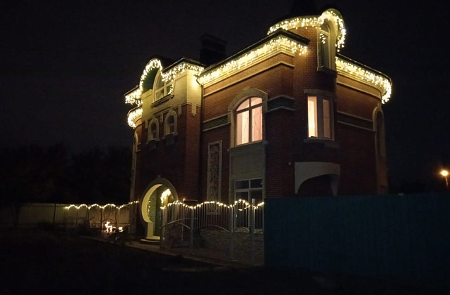 Дом, украшенный новогодней иллюминацией - очаровывает