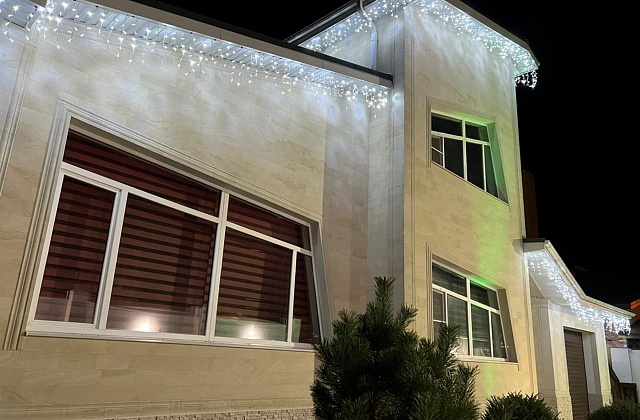 Монтаж светодиодной бахромы – украшаем дом