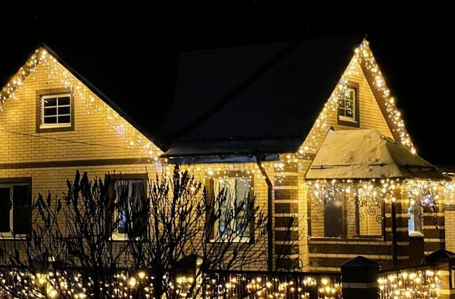 Новогоднее освещение домов – монтаж в подарок!