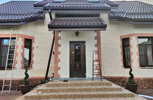 Покраска фасада дома – обновим цвет частного дома